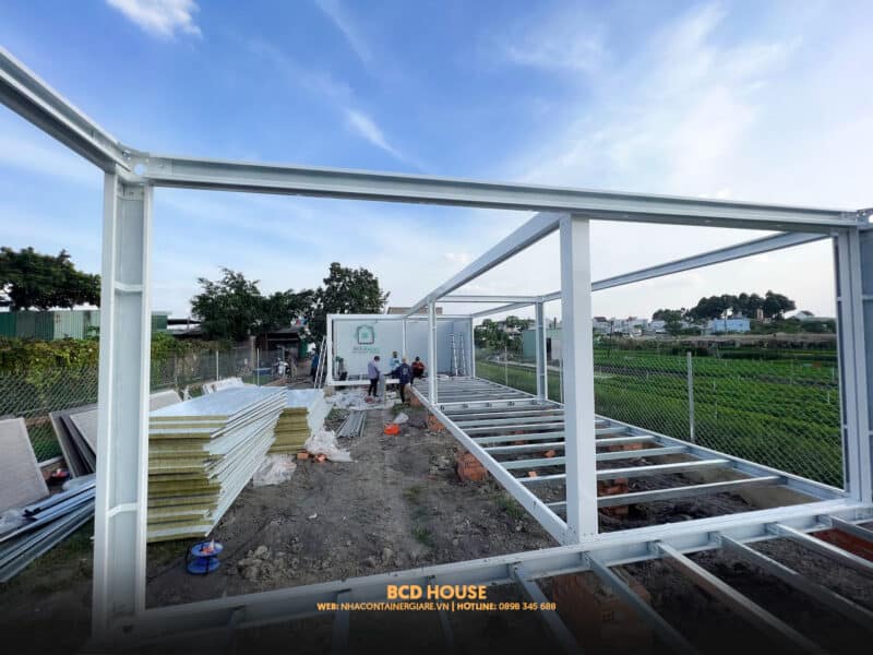 Mẫu nhà lắp ghép 50m2 được thiết kế thêm 2 - 3 phòng ngủ với kết cấu khung thép sơn tĩnh điện chịu lực chắc chắn
