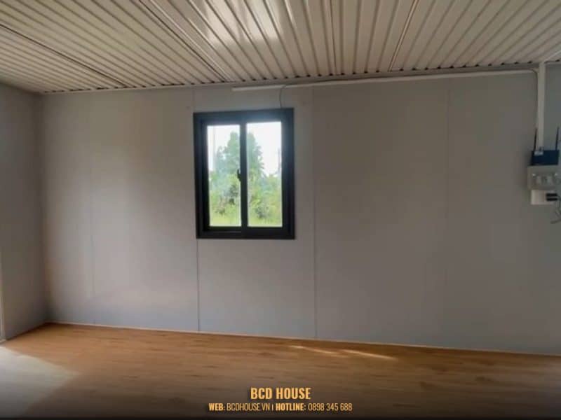 Không gian bên trong thoáng mát, lắp đặt hệ thống điện đầy đủ nhu cầu sử dụng