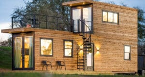 Nhà ở container thường được hoàn thiện có chiều cao thấp hơn so với cây cối và thường được đặt sát dưới mặt đất nên có khả năng hạn chế được sự ảnh hưởng của tia sấm chớp cao