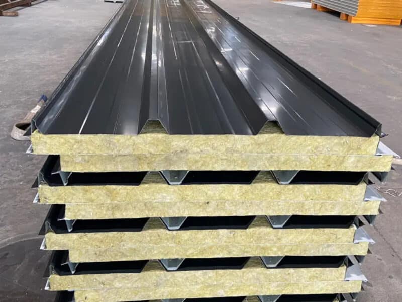 Tấm panel mái Rockwool có tính năng cách nhiệt, cách âm, đặc biệt là khả năng chống cháy lan cực kì hiệu quả