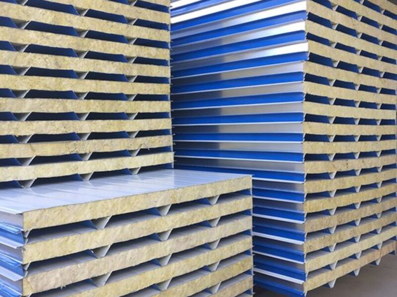 Tấm panel mái Rockwool có tính năng cách nhiệt, cách âm, đặc biệt là khả năng chống cháy lan cực kì hiệu quả