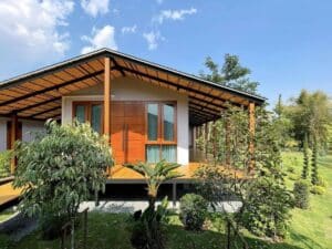 Nhà lắp ghép sân vườn theo phong cách truyền thống tạo cảm giác ấm cúng, gần gũi với thiên nhiên