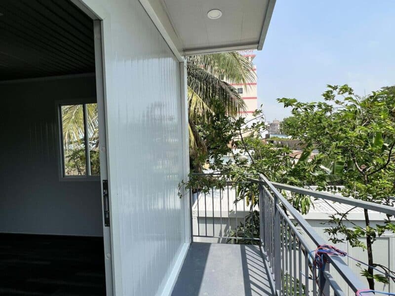 Bên ngoài ban công rộng thoáng tạo nên sự mát mẻ cho căn nhà