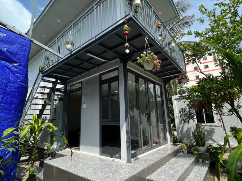 Các góc nhà được trang trí treo thêm các chậu hoa cảnh, đồ trang trí nhỏ xinh, các chậu cây cảnh cũng được bố trí xung quanh bên ngoài tạo nên không gian xanh tươi mát