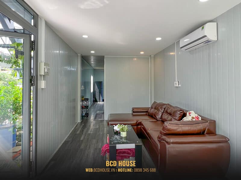 Trần nhà thạch cao kết hợp với sàn nhựa giả gỗ tạo nên phong cách độc đáo và sang trọng