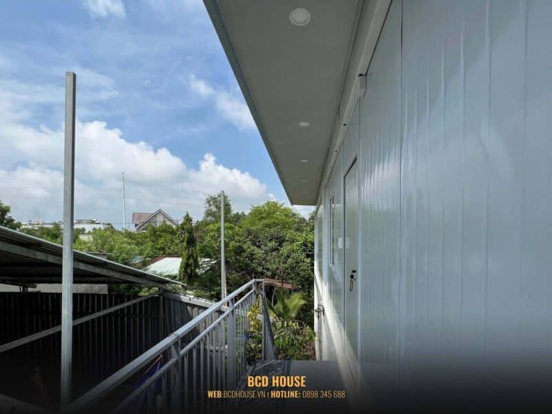 Lắp đặt thêm đèn sành dưới ban công và đèn cầu thang ngoài nhà đảm bảo căn nhà có đầy đủ ánh sáng vào ban đêm