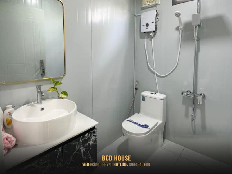 Nhà vệ sinh được lắp đặt đầy đủ nội thất toilet đảm bảo đầy đủ nhu cầu sinh hoạt cần thiết thường ngày