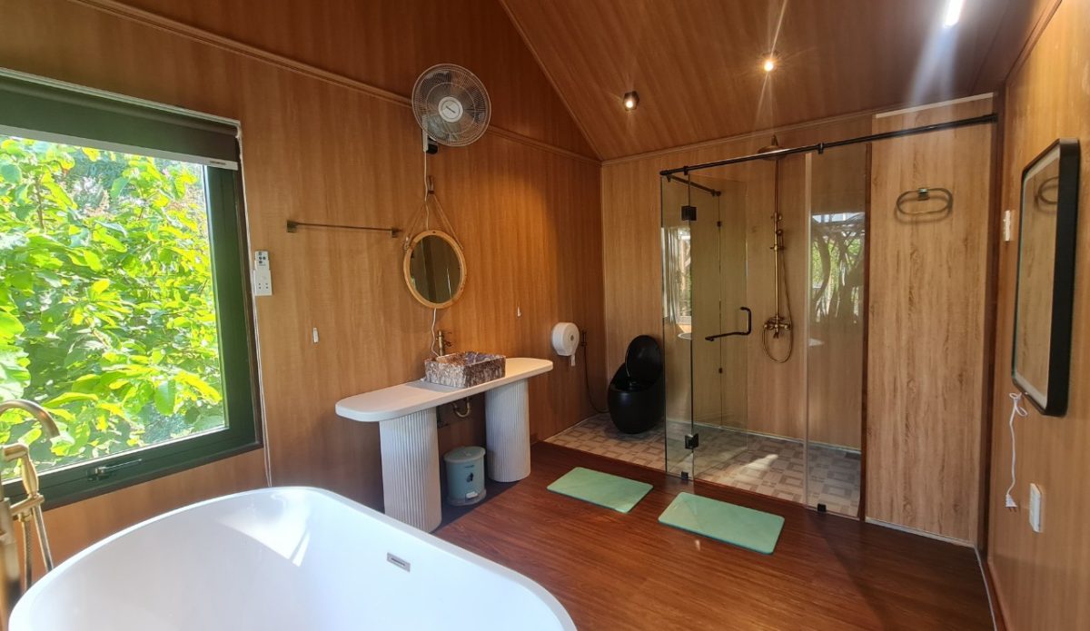 Trang thiết bị bên trong phòng tắm vô cùng hiện đại và đầy đủ tiện nghi