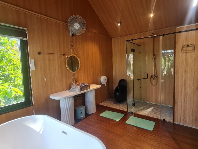 Trang thiết bị bên trong phòng tắm vô cùng hiện đại và đầy đủ tiện nghi