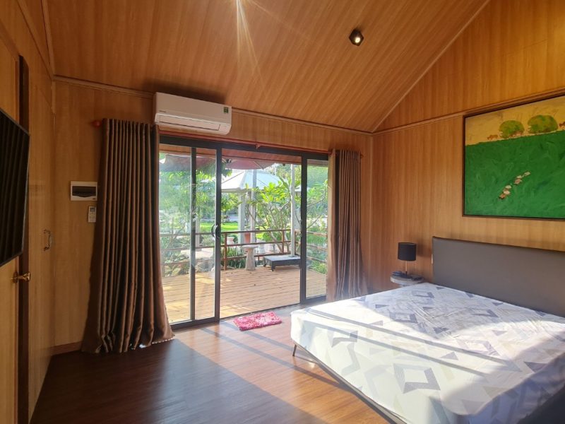 Cửa ra vào được bố trí vô cùng thuận tiện của nhà homestay lắp ghép 49m2 GFRC