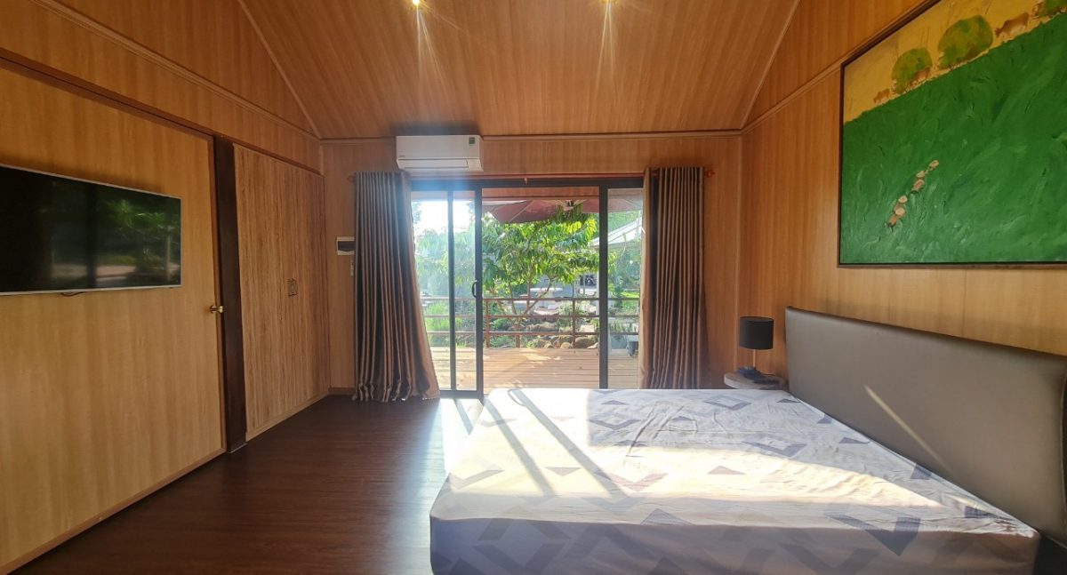 Hầu hết cửa chính và cửa sổ đều thiết kế kiểu cửa kính tạo sự thoáng mát, gần gũi với thiên nhiên và đúng với mô hình homestay hiện nay