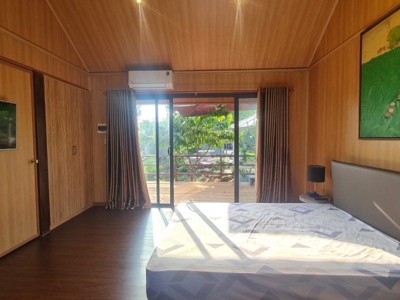 Hầu hết cửa chính và cửa sổ đều thiết kế kiểu cửa kính tạo sự thoáng mát, gần gũi với thiên nhiên và đúng với mô hình homestay hiện nay