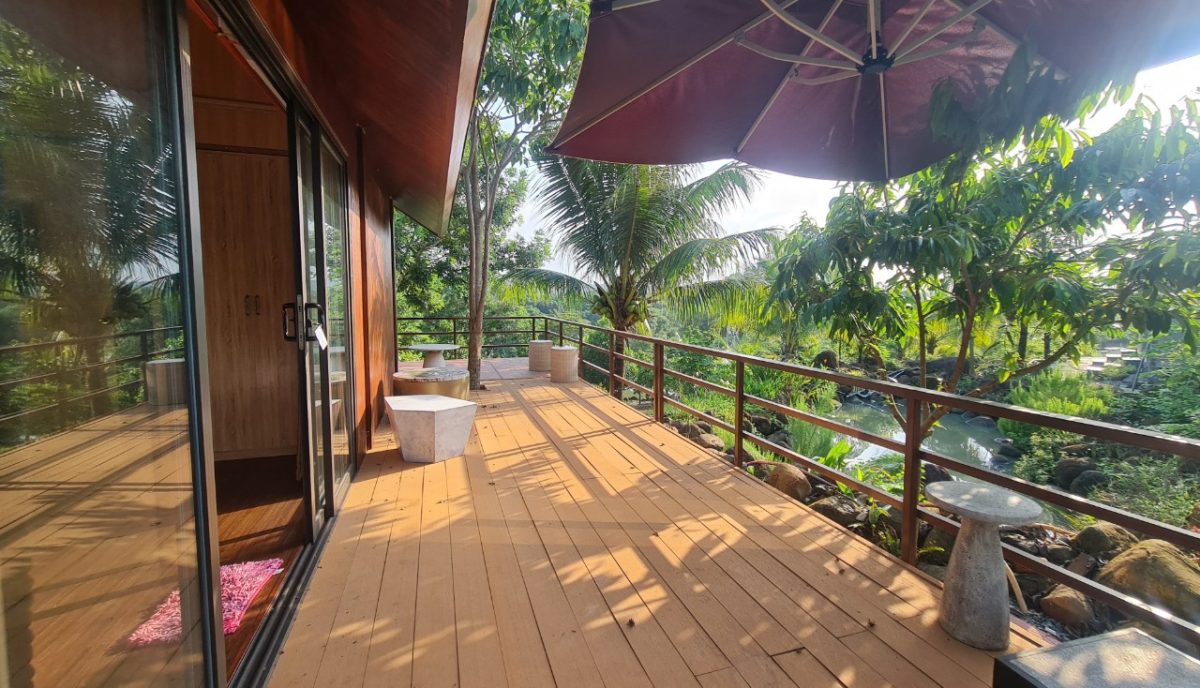 Thiết kế thêm ban công đằng trước thuận tiện cho việc sinh hoạt Cửa ra vào được bố trí vô cùng thuận tiện của nhà homestay lắp ghép 49m2 GFRC