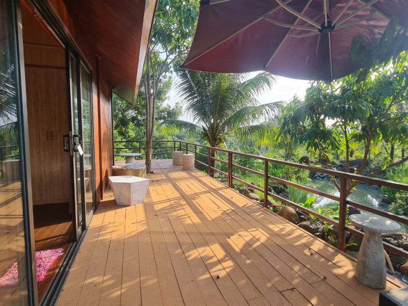Thiết kế thêm ban công đằng trước thuận tiện cho việc sinh hoạt Cửa ra vào được bố trí vô cùng thuận tiện của nhà homestay lắp ghép 49m2 GFRC